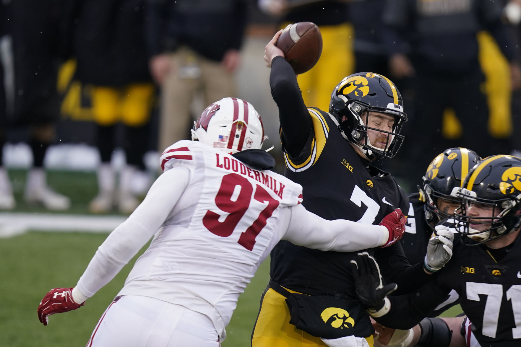 Hawkeyes 28, Badgers 7